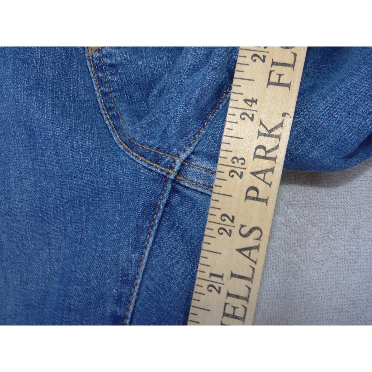 Signature Levi Strauss Totally Shaping Pull On Capri Jeans Medium Wash Blue 39344