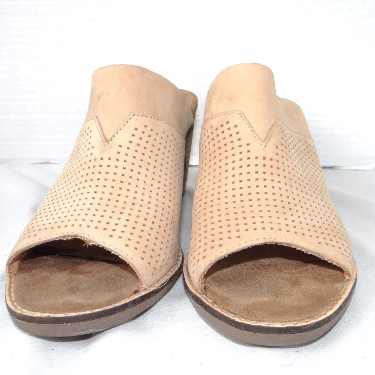 TOMS Majorca Perforated Suede Mules Sand Tan Block Heel Sandals Womens 7.5