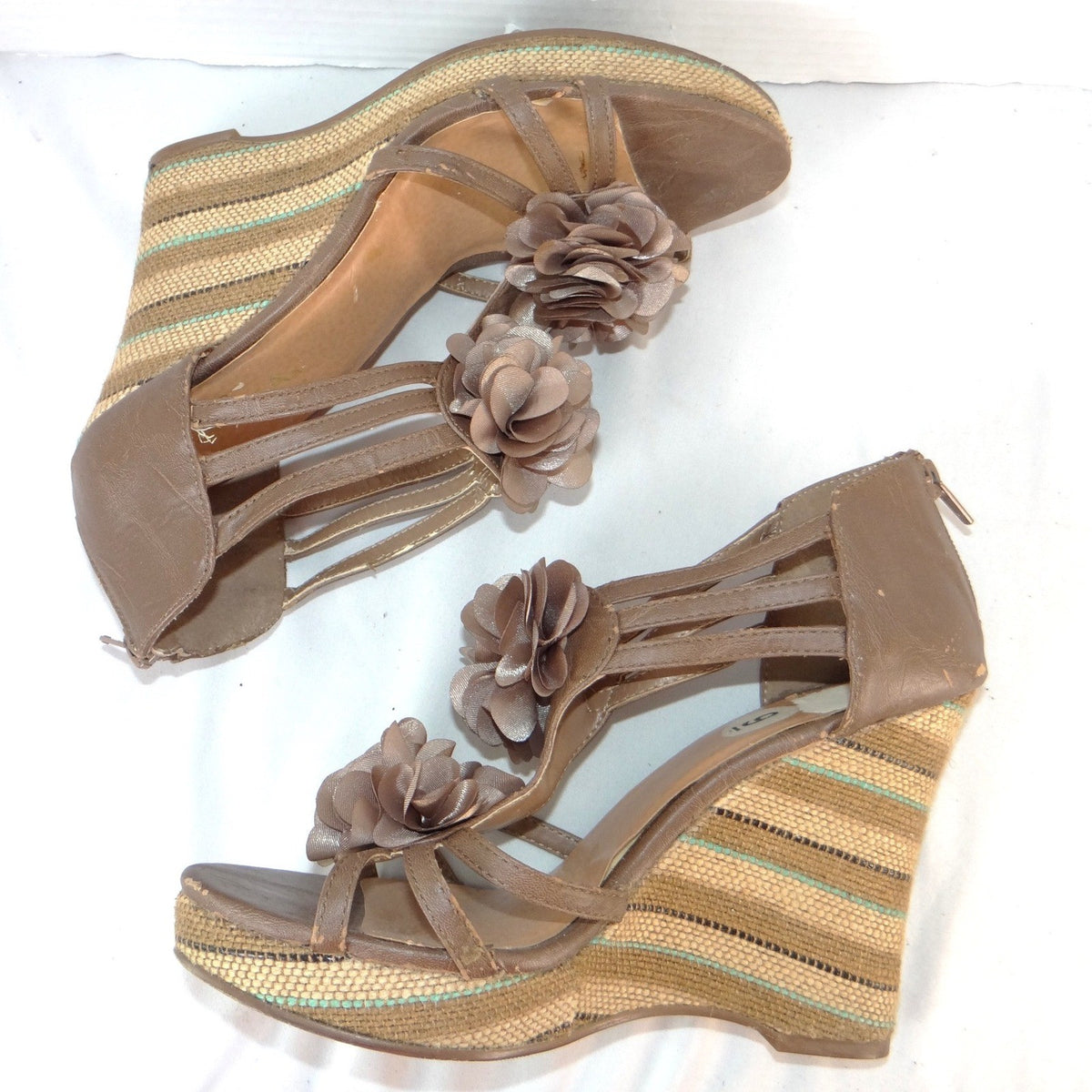 Sbicca of California Womens Floral Wedge Sandals Taupe Strappy Flower Heels 91