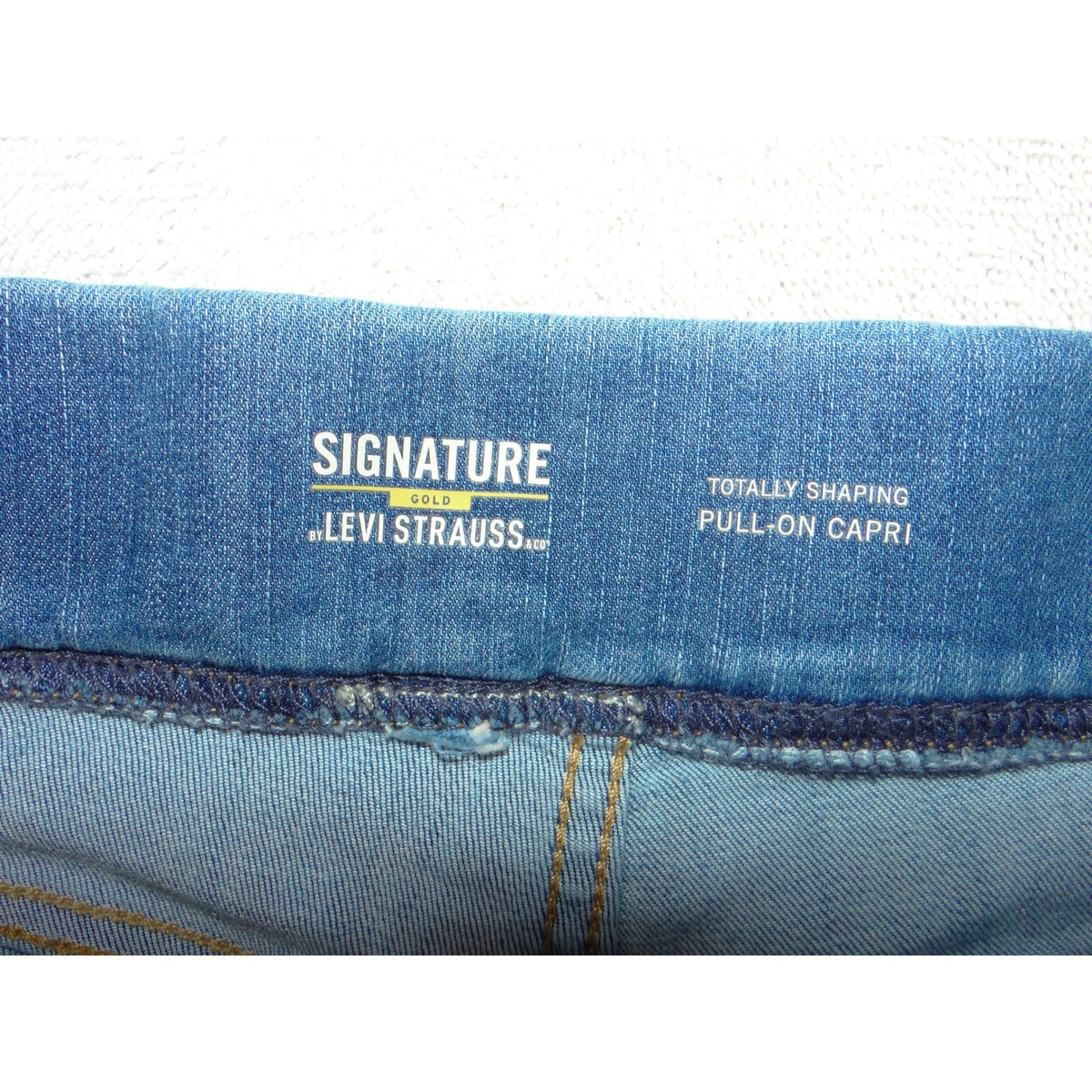 Signature Levi Strauss Totally Shaping Pull On Capri Jeans Medium Wash Blue 39342