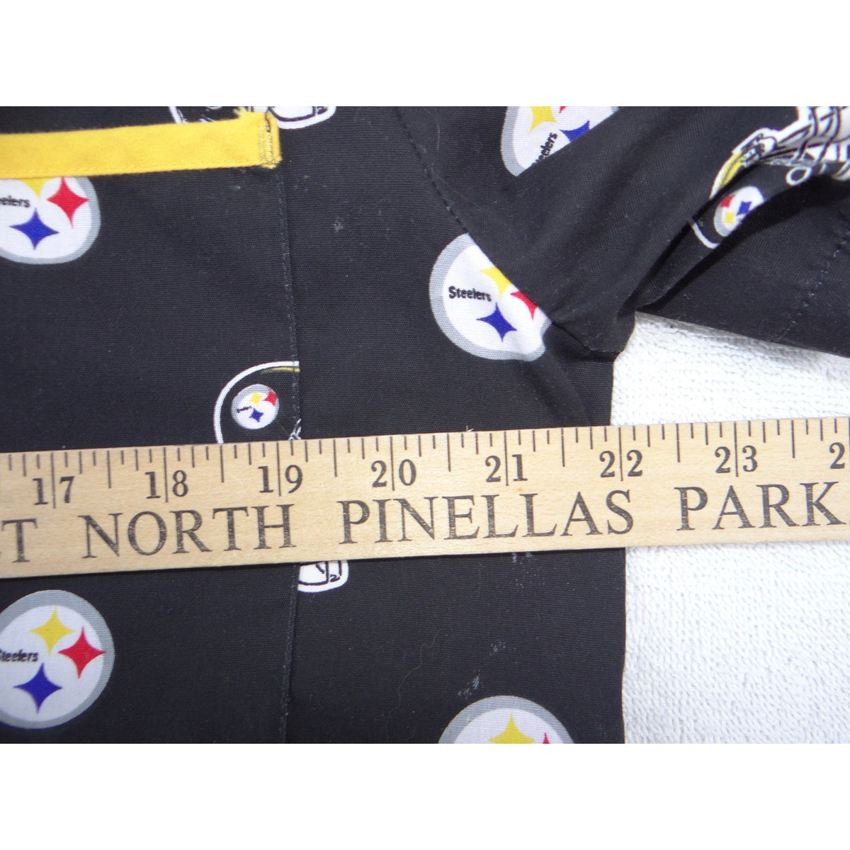 NFL Team Apparel Pittsburgh Steelers Scrub Top Womens Black V-Neck Logo Print L8